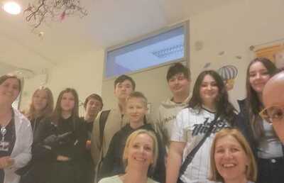 Besuch der Firmlinge auf der Frühgeborenenstation in Graz: Ein Ort der Hoffnung