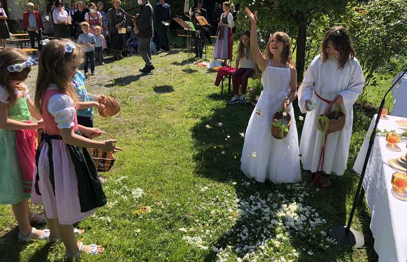 Fronleichnam unter schönem Himmel / Johannes Pötscher Fronleichnam unter schönem Himmel